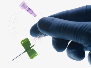 医护人员手持输液管蝶套特写免抠