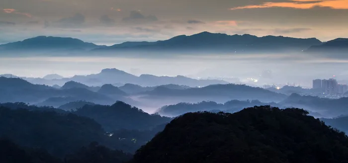 黄昏群山背景图高清