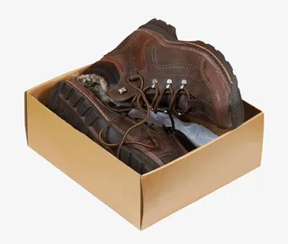 鞋盒里面装着的男士棉鞋免抠