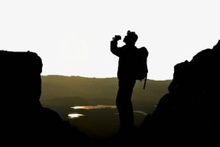 登上山顶的旅行者免抠