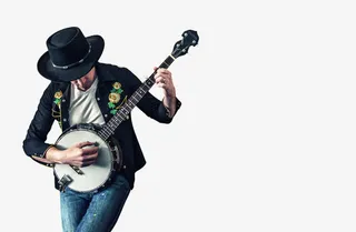 低头弹奏的音乐家免抠