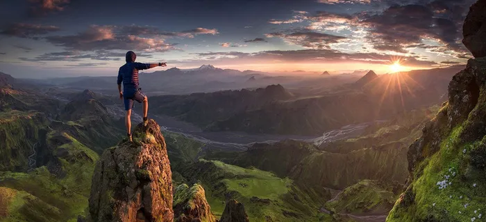 登山人背影山峰风景banner高清摄影风景背景
