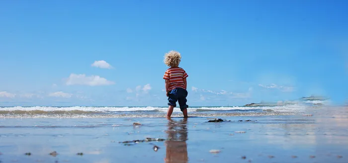 海滩小孩玩耍图片高清
