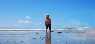 海滩小孩玩耍图片高清