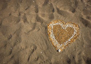 桃心与沙滩背景