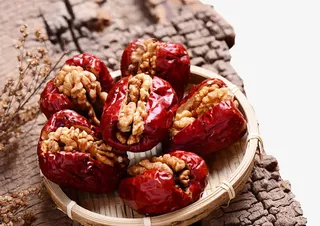 木头上的一筐枣夹核桃免抠