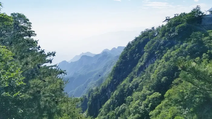 春天青山蓝天爬山高清