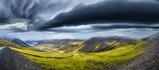 黑色乌云笼罩草地免抠