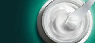 老式酸奶绿色背景