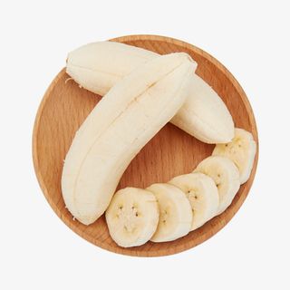 一盘美味的剥皮小米蕉切片实物免免抠