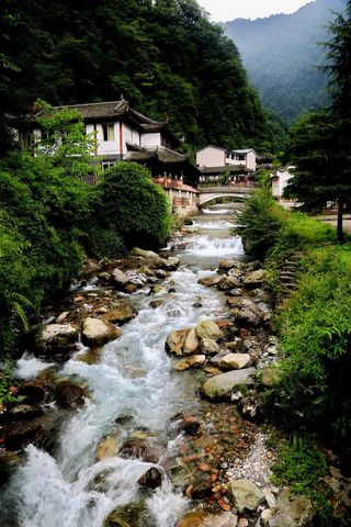 雪山下的建筑免抠