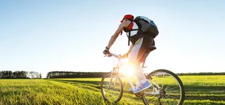 田野景色骑山地车的人物高清图片高清