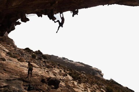 户外登山的人物免抠