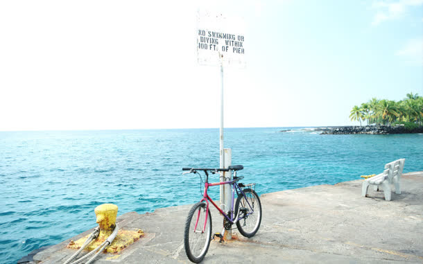 海边上的自行车海报背景