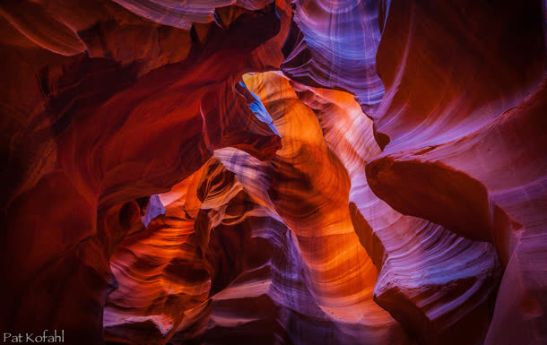 紫粉色光效抽象海报免抠