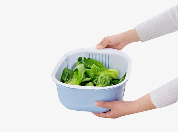 手捧蓝色洗菜篮素材免抠