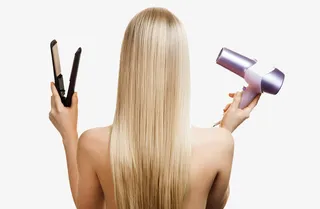 拿着吹风机的金发美女免抠