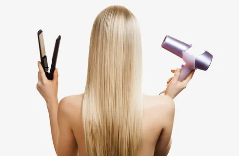 拿着吹风机的金发美女免抠 拿着吹风机的金发美女免抠