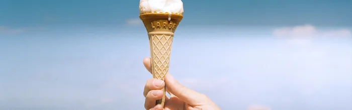 手举冰淇淋背景高清