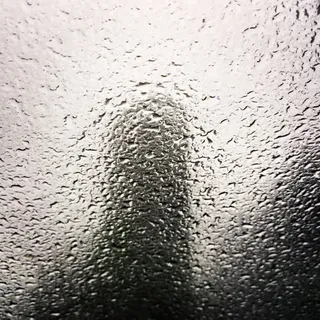 创意元素下雨天的玻璃免抠