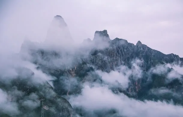 薄雾山峰早晨摄影免抠