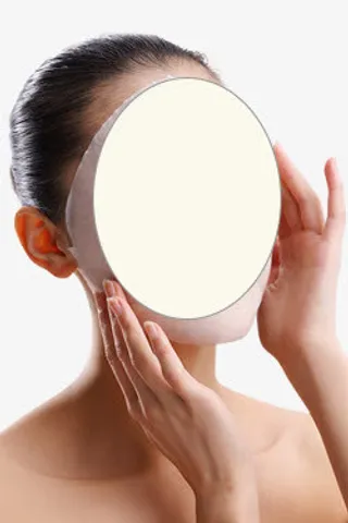 按摩脸部的美女免抠