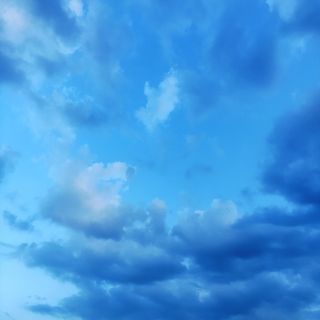 渐变的蓝色天空高清