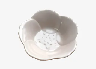 白色的樱花瓣碟子免抠