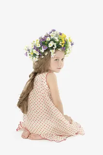 戴花环的小女孩免抠 戴花环的小女孩免抠