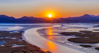 日出湖泊山峰道路免抠