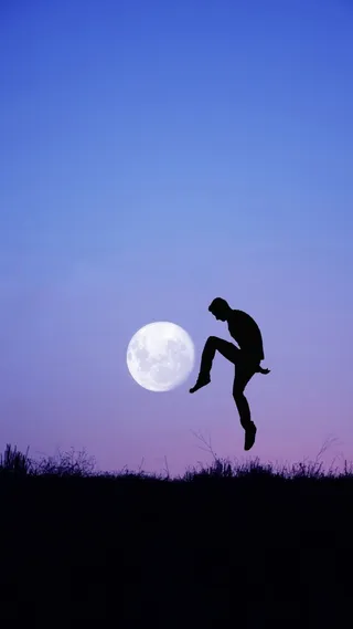 草地上跳高的人H5背景高清