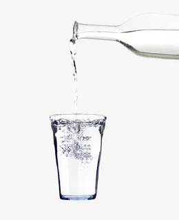 透明解渴倒到玻璃杯里起水泡的一免抠