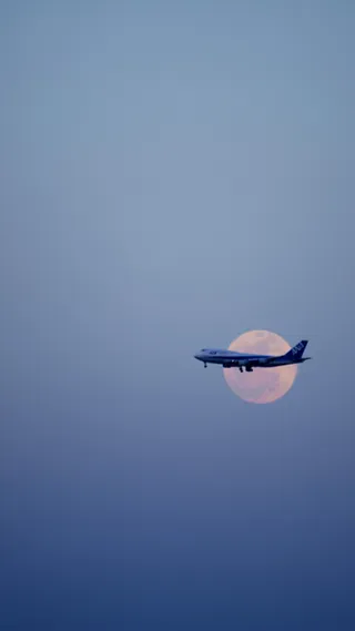 天空上的飞机和月亮H5背景素材高清