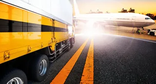 飞机与路上的货运车辆高清