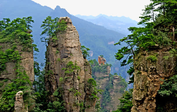 群山环绕的张家界免抠