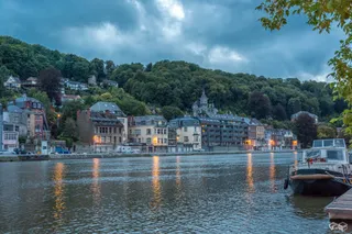 夜幕下的大山都市海报背景