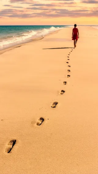 海滩上的脚印H5背景高清