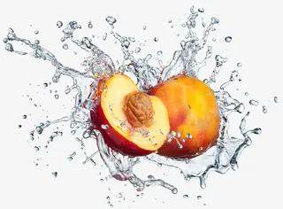 切开桃子和喷溅的水花免抠