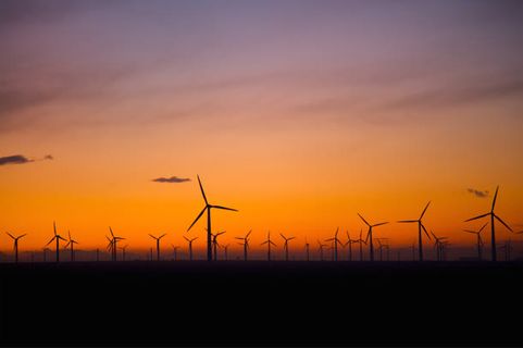 夕阳下的黄昏与风车免抠