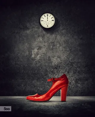 黑色复古墙壁中标红色高跟鞋免抠