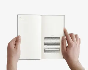 两只手捧着书翻阅免抠