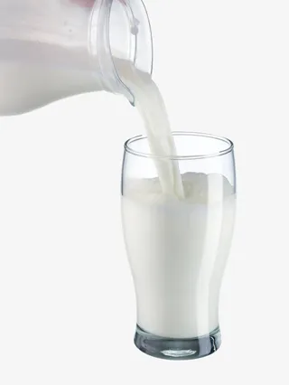 倒入杯子里的牛奶免抠