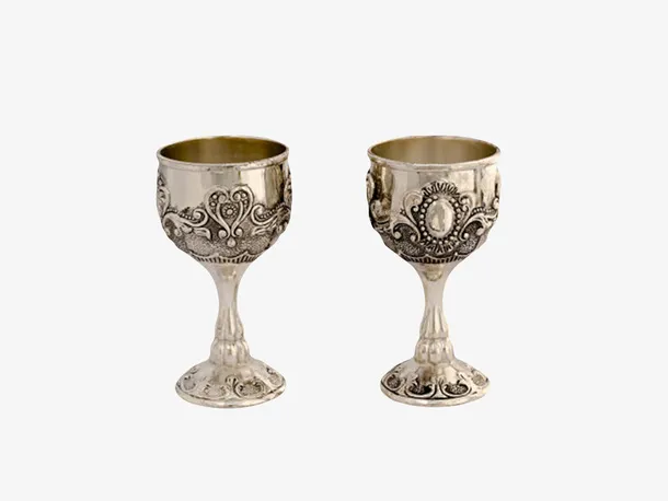 金色雕刻画的酒杯古代器物实物免抠