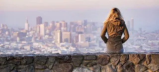 城市金发女孩背景图高清