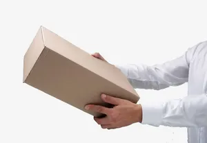 双手捧着包裹的快递员免抠