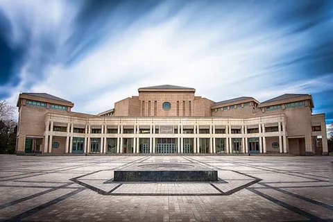 科技型天空欧式建筑免抠