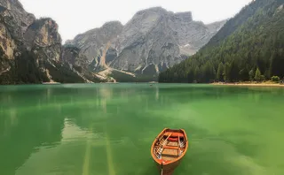 碧绿的湖水上小船免抠