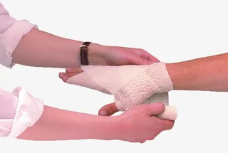 正在包扎的受伤的手素材免抠