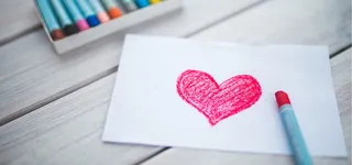 坠入爱河红色蜡笔绘画爱心图片高清