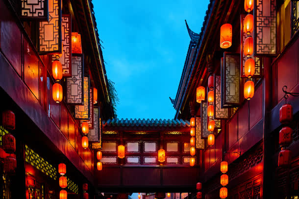 蓝天下的中国风宫殿免抠